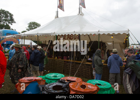 Apfelwein-Sammelschiene am Glastonbury Festival 2013. Stockfoto