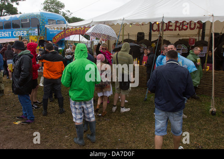 Apfelwein-Sammelschiene am Glastonbury Festival 2013. Stockfoto