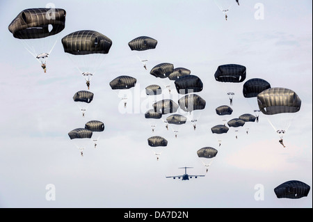 US Army Fallschirmjäger mit der 82nd Airborne Division mit dem Fallschirm aus einem Flugzeug der Luftwaffe c-17 Globemaster III 26. Juni 2013 in Camp Mackall in North Carolina. Stockfoto