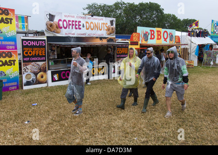 Essensstände auf dem Glastonbury Festival 2013, Pilton, Somerset, England, Vereinigtes Königreich. Stockfoto