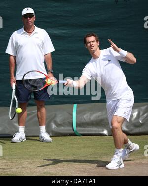 London, Großbritannien. 6. Juli 2013. Andy Murray (r) im Bild mit seinem Trainer Ivan Lendl während einer Trainingseinheit in Wimbledon bei den All England Lawn Tennis Club in London, Großbritannien, 6. Juli 2013. Foto: Friso Gentsch/Dpa/Alamy Live News Stockfoto