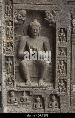 Höhle Nr. 19: Buddha in Pralambapadasana an der rechten Wand der Fassade der Chaitya, Ajanta Maharashtra. Stockfoto