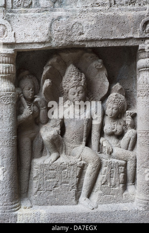 Höhle Nr. 19: Nagaraja und seine Gemahlin mit weiblichen Begleiter auf der Nagarajaís rechts halten Flywhisk. Linke Wand. Ajanta Höhlen Stockfoto