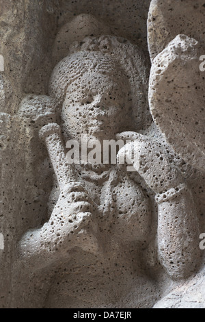 Höhle Nr. 19: Nahaufnahme der weiblichen Begleiter auf der rechten Seite des Nagaraja, an der linken Wand der Fassade des Chaitya. Ajanta Höhlen Stockfoto