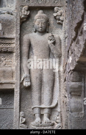 Höhle Nr. 19: Buddha in Bhumi Sparsha Mudra mit fliegenden Figuren an der Spitze. ca. 5.. Jahrhundert n. Chr. Ajanta, Maharashtra. Stockfoto