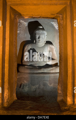 Höhle Nr. 23: Buddha sitzend in Padmasana mit Dharmachakra Pravartana Mudra (Lehre Haltung) im Heiligtum der Vihara. Ajanta Stockfoto