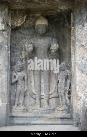 Höhle Nr. 26: Standing Buddha in Abhaya Mudra mit Begleiter-auf der rechten Seite des kleinen Litanei von Avalokiteshvara. Ajanta Höhlen Stockfoto