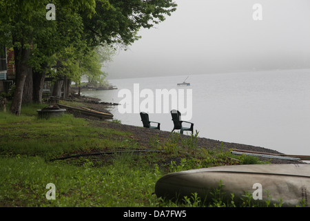 Nebliger Sommertag am See Thompsons Stockfoto