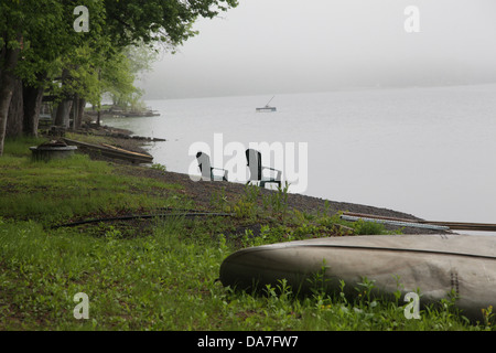 Nebliger Sommertag am See Thompsons Stockfoto