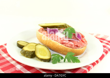 ein Boden Schweinefleisch Brötchen mit Zwiebeln und Gurken Stockfoto