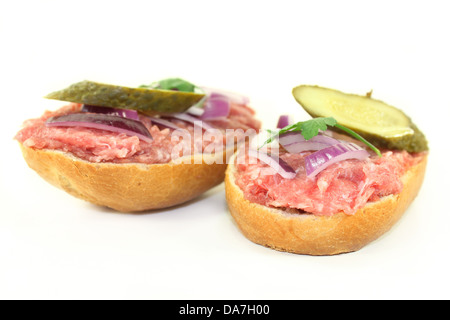 ein Boden Schweinefleisch Brötchen mit Zwiebeln und Gurken Stockfoto