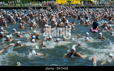 1,000 Schwimmer ins Wasser zu Beginn der 49. internationalen "Sundschwimmen" schwimmen Wettbewerb von Altefähr auf der Insel Rügen nach Stralsund über den Strelasund (Ton) in Stralsund, Deutschland, 6. Juli 2013. Teilnehmer müssen 2,135 Meter bei einer Wassertemperatur von 19 Grad Celsius zu decken. Die traditionelle Veranstaltung stammt aus 1837. Foto: STEFAN SAUER Stockfoto