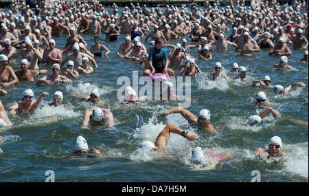 1,000 Schwimmer ins Wasser zu Beginn der 49. internationalen "Sundschwimmen" schwimmen Wettbewerb von Altefaehr auf Insel Rügen nach Stralsund über den Strelasund (Ton) in Stralsund, Deutschland, 6. Juli 2013. Teilnehmer müssen 2,135 Meter bei einer Wassertemperatur von 19 Grad Celsius zu decken. Die traditionelle Veranstaltung stammt aus 1837. Foto: STEFAN SAUER Stockfoto