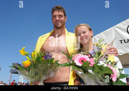 Stefan Herbst aus Leipzig und Annike Scheltz aus Rostock, die Gewinner des 49. internationalen "Sundschwimmen" schwimmen Wettbewerb von Altefaehr auf Insel Rügen Stralsund überqueren der Strelasund (Klang-) Pose in Stralsund, Deutschland, 6. Juli 2013. Mehr als 1.000 Teilnehmer musste 2,135 Meter bei einer Wassertemperatur von 19 Grad Celsius abdecken. Die traditionelle Veranstaltung stammt aus 1837. Foto: STEFAN SAUER Stockfoto