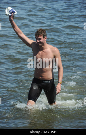 Stefan Herbst, der Gewinner des 49. internationalen "Sundschwimmen" schwimmen Wettbewerb von Altefaehr auf Insel Rügen nach Stralsund über den Strelasund (Klang-) Jubel in Stralsund, Deutschland, 6. Juli 2013. Teilnehmer mussten 2,135 Meter bei einer Wassertemperatur von 19 Grad Celsius zu decken. Die traditionelle Veranstaltung stammt aus 1837. Foto: STEFAN SAUER Stockfoto