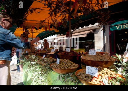 Olive-Verkäufer in Beaune Samstagsmarkt Stockfoto