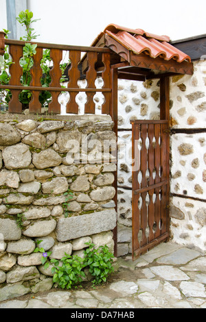 Offene Tür eines Hauses in Melnik, Bulgarien Stockfoto