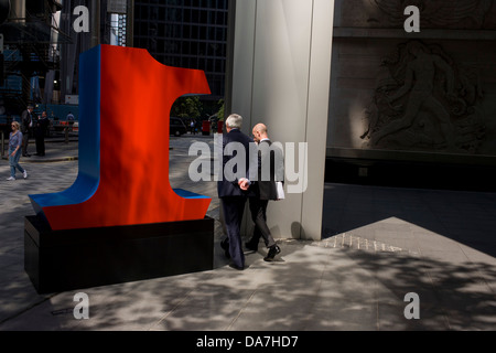 Stadtarbeiter Pass von einer großen Zahl, eine Kunstinstallation Teil mit dem Titel "One Through Zero (die zehn Zahlen)" von amerikanischen pop-Künstler Robert Indiana (b. 1928), in Lime Street, City of London, der Hauptstadt Quadratmeile und seine finanzielle Herz. Stockfoto