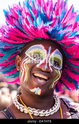 Bristol, UK. 6. Juli 2013.  Bunte Performer bei St. Pauls Karneval in Bristolin Bristol 2013 © Rob Hawkins/Alamy Live News Bildnachweis: Rob Hawkins/Alamy Live News Stockfoto