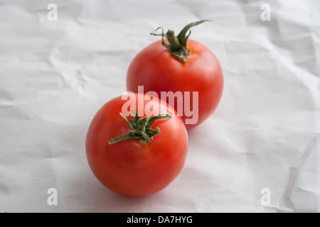 rote, reife Tomaten auf Metzger Papier Stockfoto