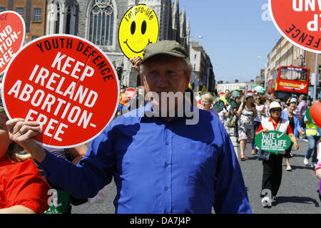 Dublin, Irland. 6. Juli 2013. Eine Pro-Leben-Aktivist marschiert nach unten Parnell Square, tragen ein pro-Life-Poster. Tausende von pro-Life-Aktivisten marschierten durch Dublin für die 7. jährlichen 'All-Irland-Rallye für das Leben". Sie protestierte unter dem Motto "Kill Bill nicht das Kind" gegen den Schutz von Leben während Schwangerschaft Bill 2013, die im Parlament diskutiert und Abtreibung in Irland zu regulieren. Bildnachweis: Michael Debets/Alamy Live-Nachrichten Stockfoto