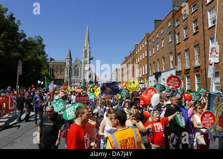 Dublin, Irland. 6. Juli 2013. Die pro-Life-Aktivisten März Parnell Square. Tausende von pro-Life-Aktivisten marschierten durch Dublin für die 7. jährlichen 'All-Irland-Rallye für das Leben". Sie protestierte unter dem Motto "Kill Bill nicht das Kind" gegen den Schutz von Leben während Schwangerschaft Bill 2013, die im Parlament diskutiert und Abtreibung in Irland zu regulieren. Bildnachweis: Michael Debets/Alamy Live-Nachrichten Stockfoto