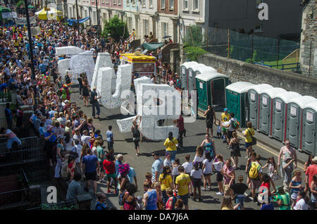 City Road, Bristol, UK. 6. Juli 2013. Prozession und Zuschauer bei der St. Pauls-Karneval in Bristol. Bildnachweis: Bernd Tschakert/Alamy Live-Nachrichten Stockfoto