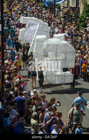 City Road, Bristol, UK. 6. Juli 2013. Prozession und Zuschauer bei der St. Pauls-Karneval in Bristol. Bildnachweis: Bernd Tschakert/Alamy Live-Nachrichten Stockfoto