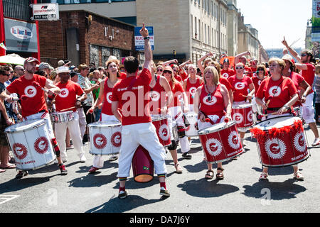 Bristol, UK. 6. Juli 2013. Bristol-Samba-Trommler bei St. Pauls Karneval in Bristol 2013 © Rob Hawkins/Alamy Live News Bildnachweis: Rob Hawkins/Alamy Live News Stockfoto