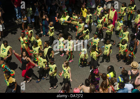 City Road, Bristol, UK. 6. Juli 2013. Prozession und Zuschauer bei der St. Pauls-Karneval in Bristol. Bildnachweis: Bernd Tschakert/Alamy Live-Nachrichten Stockfoto