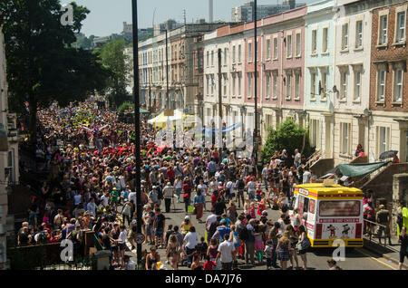 City Road, Bristol, UK. 6. Juli 2013. Prozession und Zuschauer bei der St. Pauls-Karneval in Bristol. Bildnachweis: Bernd Tschakert/Alamy Live-Nachrichten Stockfoto