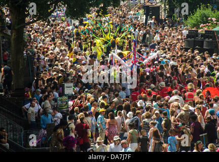 City Road, Bristol, UK. 6. Juli 2013. Prozession und Zuschauer bei der St. Pauls-Karneval in Bristol. Bildnachweis: Bernd Tschakert/Alamy Live-Nachrichten Stockfoto