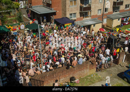 Bristol, UK, Samstag, 6. Juli 2013, St Pauls Carnival, Bühne mit Besuchern in der St. Pauls-Karneval in Bristol. Bildnachweis: Bernd Tschakert/Alamy Live-Nachrichten Stockfoto