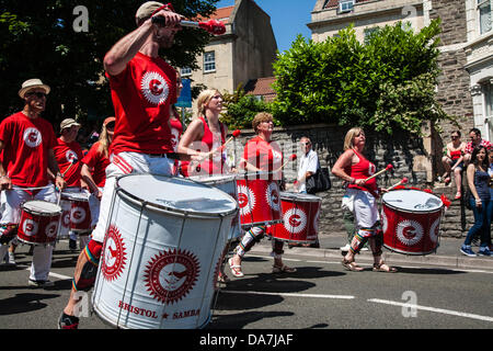 Bristol, UK. 6. Juli 2013. Bristol-Samba-Trommler bei St. Pauls Karneval in Bristol 2013 © Rob Hawkins/Alamy Live News Bildnachweis: Rob Hawkins/Alamy Live News Stockfoto