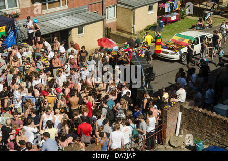 Bristol, UK, Samstag, 6. Juli 2013, St Pauls Carnival, Bühne mit riesigen Lautsprechern an der St. Pauls-Karneval in Bristol. Bildnachweis: Bernd Tschakert/Alamy Live-Nachrichten Stockfoto