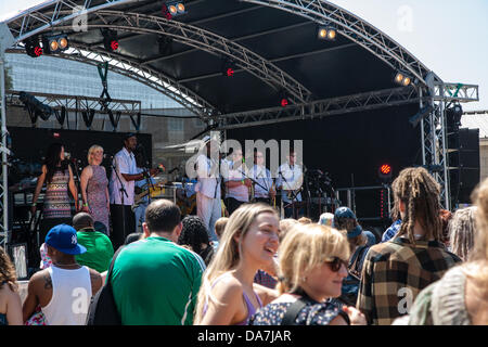 Bristol, UK. 6. Juli 2013. Darsteller auf der Bühne in St. Pauls Karneval in Bristol 2013 © Rob Hawkins/Alamy Live News Bildnachweis: Rob Hawkins/Alamy Live News Stockfoto