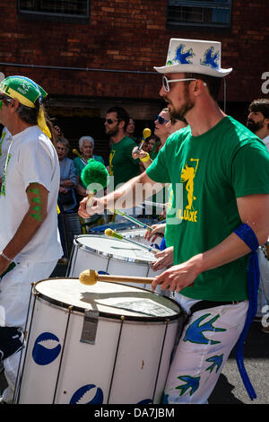 Bristol, UK. 6. Juli 2013. Trommler auf St. Pauls Karneval in Bristol 2013 © Rob Hawkins/Alamy Live News Bildnachweis: Rob Hawkins/Alamy Live-Nachrichten Stockfoto