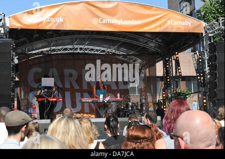 Carnaby Street, London, UK. 6. Juli 2013. Eine live-Performance auf einer der Bühnen in der Carnaby Street. Bildnachweis: Matthew Chattle/Alamy Live-Nachrichten Stockfoto