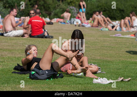 London, UK. 6. Juli 2013. Sonnenliebhaber genießen die Hitzewelle im Londoner Hyde Park. 6. Juli 2013, London, UK. Bildnachweis: Martyn Wheatley/Alamy Live News Stockfoto