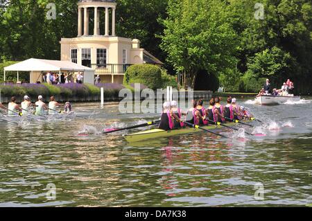 Henley on Thames UK 5. Juli 2013 - Henley Royal Regatta.  Zuschauer säumen das Ufer der Themse in Henley auf 1/4 Finale Freitag.  Mindestens 100.000 Menschen an der fünftägigen Veranstaltung teilnehmen und am Samstag Zuschauer und Nachtschwärmer genießen Sie die Party-Atmosphäre und jubeln auf die Konkurrenten im Halbfinale. Stockfoto