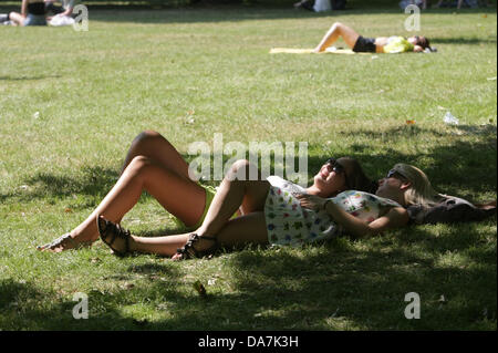 London, UK. 6. Juli 2013. Grillen im Park. Sonnenliebhaber genießen die Hitzewelle im Londoner Hyde Park. 6. Juli 2013, London, UK. Bildnachweis: Martyn Wheatley/Alamy Live News Stockfoto