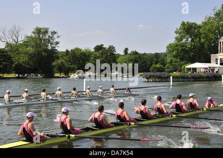 Henley on Thames, Großbritannien. 5. Juli 2013. Henley Royal Regatta.  Die Prinzessin Elizabeth Challenge Cup (JM8 +) starten Tempelinsel hinter vorbei. Abbingdon Schule (1290 schlagen Eton College (1390 durch 2 3/4 Längen bis Ende n 1/4 Finale am Freitag.  Foto Wendy Johnson/Alamy Live-Nachrichten Stockfoto