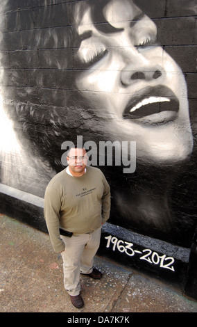 Graffiti-Künstler sehen TF in der Nähe das Wandbild malte er in Gedenken an Whitney Houston, bei 5 Pointz in Long Island City Queens, New York Stockfoto