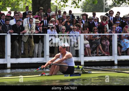 Die Menge schaut von der Stewards-Beilage in der Henley Royal Regatta, Henley-on-Thames, Großbritannien. 5th. Juli 2013 am Ende der Diamond Challenge Sculls mit (M1X) -A.L. Alexandrow Finishing bei Henley im Finale 1/4 Freitag gegen Mahe Drysdale Foto Wendy Johnson Ergebnisse A.L. Alexandrow (Kur Club, Aserbaidschan) 1 A.M.O. Drysdale (West End Rowing Club, Neuseeland) 4 1/2 Lengths 2,14 3,45 7,41/Alamy Live News Stockfoto