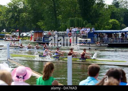 Henley-on-Thames, Oxfordshire, Vereinigtes Königreich. 6. Juli 2013. Oxford Brookes University und University of London in Aktion während des Tages Halbfinale der Henley Royal Regatta. Bildnachweis: Aktion Plus Sport/Alamy Live-Nachrichten Stockfoto