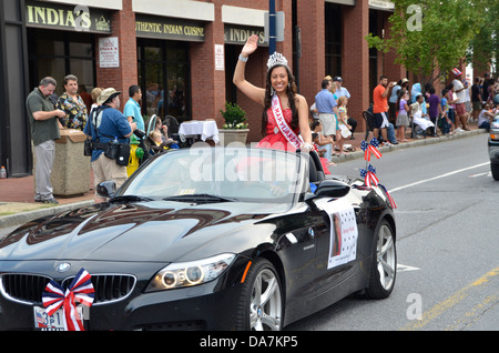 Schicksal Welch Miss Maryland in Annapolis, 4. Juli Parade an den Massen "Wellenlinien" Stockfoto