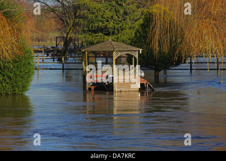 Ein Pavillon von Hochwasser in der Mitte, was einen schönen Rasen war überschwemmt. Stockfoto