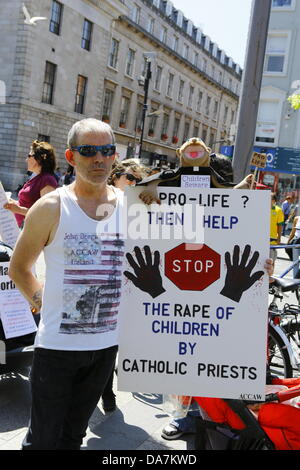 Dublin, Irland. 6. Juli 2013. Ein Demonstrant pro Wahl hält eine Anti-katholische Plakat, warten auf die pro-Life-Rallye nach unten O' Connell Street kommen. Pro-Wahl Aktivisten konfrontiert die 7. "alle Irland Rally for Life" friedlich in Dublins O' Connell Street. Sie forderten das Abtreibungsrecht voran gehen und geben Frauen die freie Wahl, ob Sie eine Abtreibung vornehmen lassen oder nicht. Bildnachweis: Michael Debets/Alamy Live-Nachrichten Stockfoto