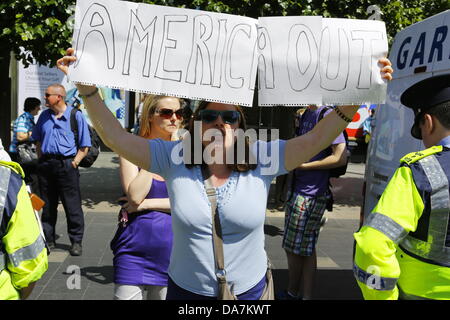 Dublin, Irland. 6. Juli 2013. Ein pro-Wahl-Aktivisten hält ein Schild, das liest, "Amerika," protestieren gegen die angebliche Finanzierung des pro-Life-Organisation Jugend Verteidigung durch amerikanische Anti-Abtreibungs-Organisationen. Pro-Wahl Aktivisten konfrontiert die 7. "alle Irland Rally for Life" friedlich in Dublins O' Connell Street. Sie forderten das Abtreibungsrecht voran gehen und geben Frauen die freie Wahl, ob Sie eine Abtreibung vornehmen lassen oder nicht. Bildnachweis: Michael Debets/Alamy Live-Nachrichten Stockfoto