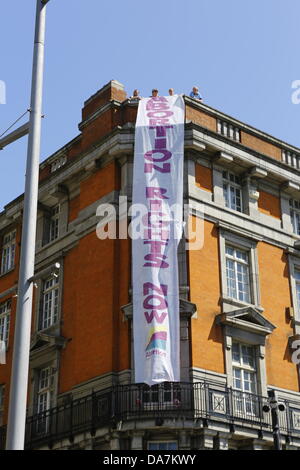 Dublin, Irland. 6. Juli 2013. Ein pro-Wahl-Banner hängt aus einem Haus in der O' Connell Street. Pro-Wahl Aktivisten konfrontiert die 7. "alle Irland Rally for Life" friedlich in Dublins O' Connell Street. Sie forderten das Abtreibungsrecht voran gehen und geben Frauen die freie Wahl, ob Sie eine Abtreibung vornehmen lassen oder nicht. Bildnachweis: Michael Debets/Alamy Live-Nachrichten Stockfoto